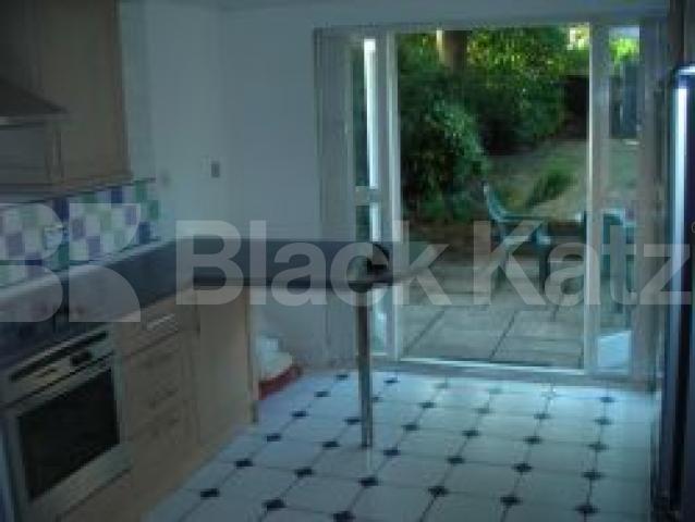 			VIEWINGS ESSENTIAL!, 2 Bedroom, 1 bath, 1 reception Flat			 Hartham Road, CAMDEN BORDERS N7